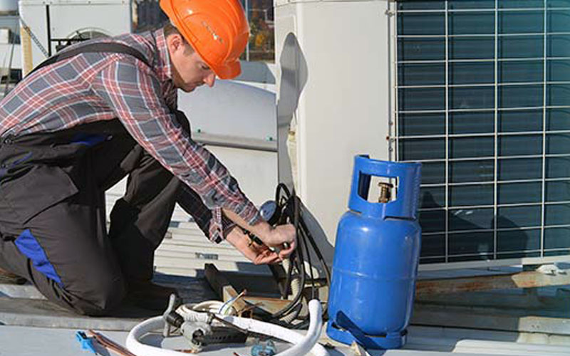 telepítő, karbantartó